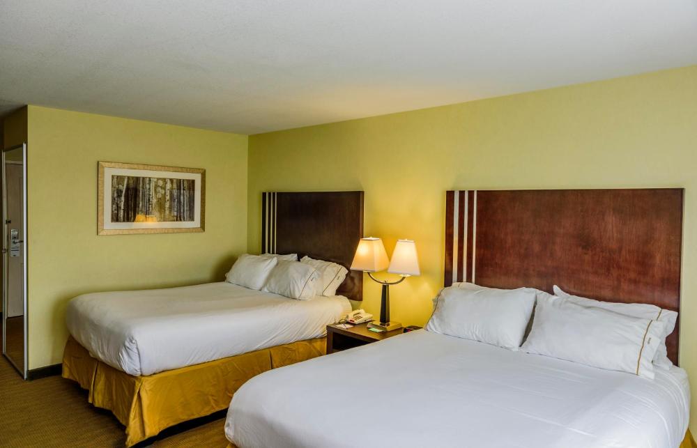 Standard Double Room with Two Double Beds and Accessible Tub - Mobility Access interior